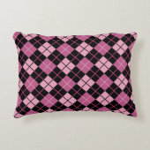 黒およびピンクのアーガイル柄のなパターン アクセントクッション (正面)