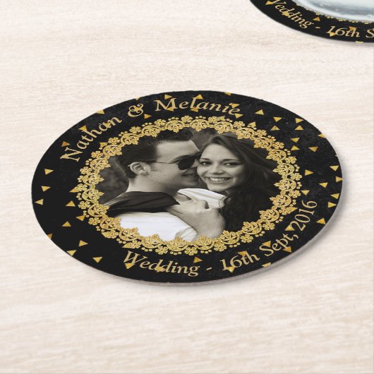 黒および金ゴールドの輝き ラウンドペーパーコースター (アングル)