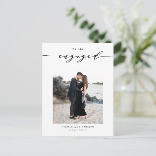 黒お洒落文字フォト婚約 案内ポストカード (スタンド正面)