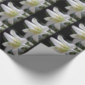 黒かわいらし色の純粋な白のイースターユリの花 ラッピングペーパー (角)