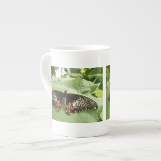 黒かわいらし赤と金ゴールド蝶マグ ボーンチャイナマグカップ (正面左)