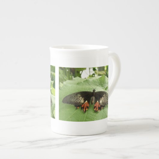 黒かわいらし赤と金ゴールド蝶マグ ボーンチャイナマグカップ (正面右)