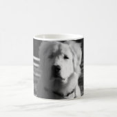 黒く及び白いグレート・ピレニーズ コーヒーマグカップ (中央)