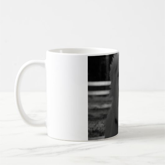 黒く及び白いグレート・ピレニーズ コーヒーマグカップ (左)