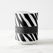 黒く及び白いシマウマは縞で飾ります コーヒーマグカップ (中央)
