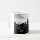 黒く及び白いニューヨーク コーヒーマグカップ (正面左)