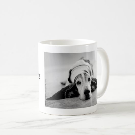 黒く及び白いバセットハウンドのマグ コーヒーマグカップ (正面右)
