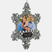 黒く及び白いバッファローの格子縞のパーソナライズな家族 スノーフレークピューターオーナメント (左)