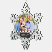 黒く及び白いバッファローの格子縞のパーソナライズな家族 スノーフレークピューターオーナメント (右)