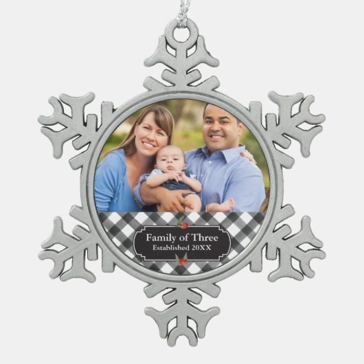 黒く及び白いバッファローの格子縞のパーソナライズな家族 スノーフレークピューターオーナメント (正面)