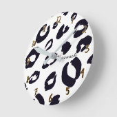 黒く及び白いヒョウのチータの魅力的なパーソナライズ ラウンド壁時計 (傾斜)