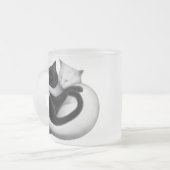 黒く及び白い愛猫のマグ フロストグラスマグカップ (正面左)