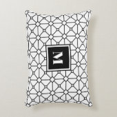 黒く及び白く幾何学的なモノグラムのアクセントの枕 アクセントクッション (正面(垂直))