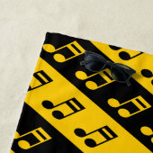 黒く及び黄色の発された第16ノートパターン ビーチタオル (インサイチュ)