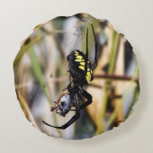 黒く及び黄色のArgiopeの庭くもの円形の枕 ラウンドクッション (裏面)