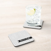 黒く名前入りなラベルが付いている灰色のシェブロン コースター (右側)
