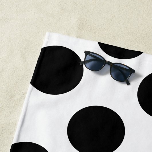 黒く大きい水玉模様パターン ビーチタオル (インサイチュ)