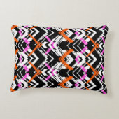 黒く、オレンジ、およびピンクの手描きの矢パターン アクセントクッション (裏面)