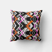 黒く、オレンジ、およびピンクの手描きの矢パターン クッション (裏面)