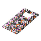 黒く、オレンジ、およびピンクの手描きの矢パターン クレジットカード栓抜き (裏面アングル)