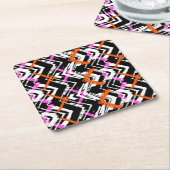 黒く、オレンジ、およびピンクの手描きの矢パターン スクエアペーパーコースター (アングル)