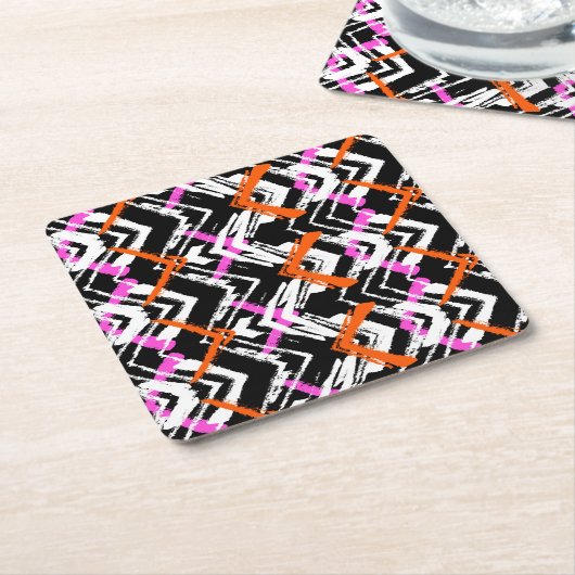 黒く、オレンジ、およびピンクの手描きの矢パターン スクエアペーパーコースター (アングル)
