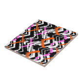 黒く、オレンジ、およびピンクの手描きの矢パターン タイル (側面)