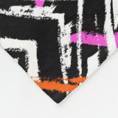 黒く、オレンジ、およびピンクの手描きの矢パターン フリースブランケット (角)