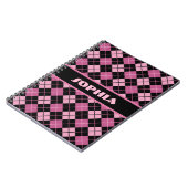 黒く、ピンクのアーガイル ノートブック (左側)