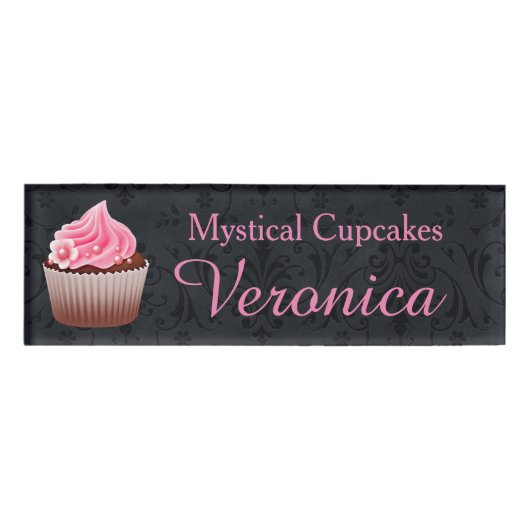 黒く、ピンクのカップケーキのベーカリーの名札 名札 (正面)