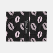 黒く、ピンクのキス フリースブランケット (正面(横))