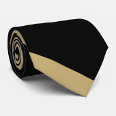 黒く、古い金ゴールドの斜めストライプのなタイ ネクタイ (ロール)