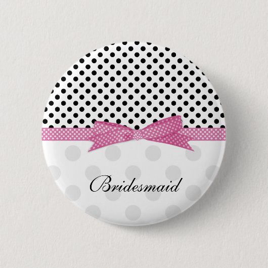 黒く、白人、ピンクの水玉模様の結婚式の新婦付添人 缶バッジ (正面)