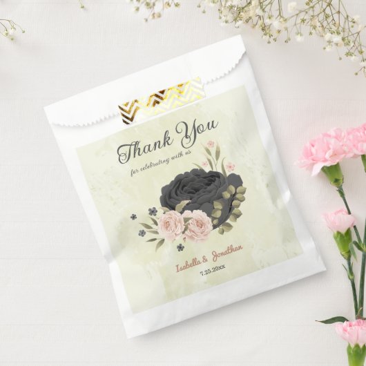 黒ずんだ頬のピンクの花のウェディング フェイバーバッグ (封をした状態)