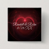 黒で日付の赤い輪郭の中心のハートを救って下さい 缶バッジ (正面)