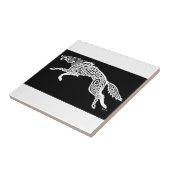 黒で白い結び糸細工のオオカミ タイル (側面)