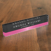 黒とエレガントピンクのサテン デスクネームプレート (側面)