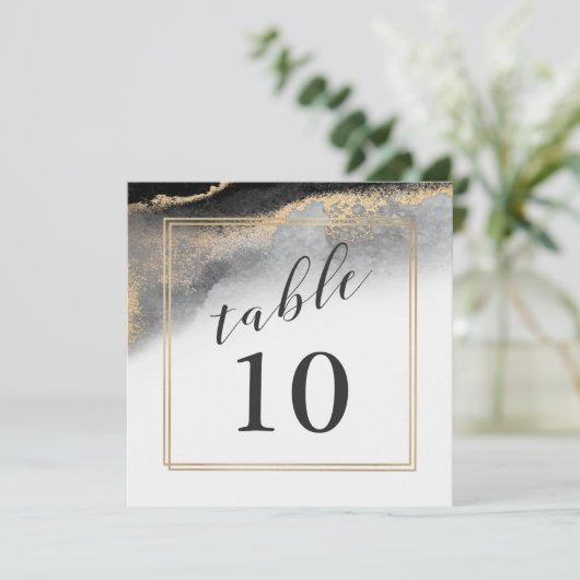 黒とエレガント金ゴールドの大理石のテーブル番号 招待状 (スタンド正面)