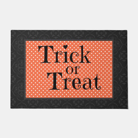 黒とオレンジのドットおもしろいトリックまたは治療 ドアマット (正面)