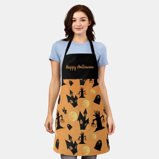 黒とオレンジのハロウィーンの不気味木の家 エプロン (着用した状態)