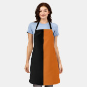 黒とオレンジ エプロン (着用した状態)