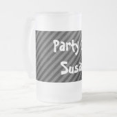 黒とグレーの対角線ストライプ線 フロストグラスビールジョッキ (正面左)