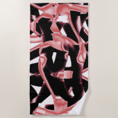 黒とサーモンのスクラップ、白いテープの破壊 ビーチタオル (正面)