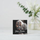 黒とスタイリッシュ白の入れ墨の腕タトゥーアーティスト スクエア名刺 (スタンド正面)