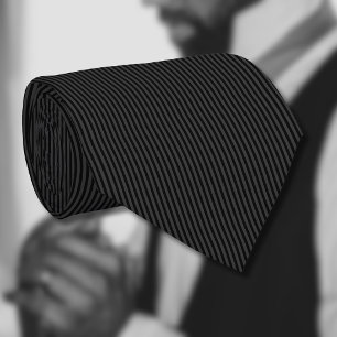 黒とスモーキーの黒の細い縦型ストライプ ネクタイ
