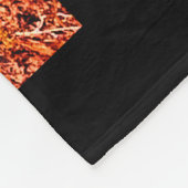 黒とタンが川の上をトレッキング フリースブランケット (角)