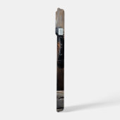 黒とタンのカバリエの子犬 iPhone 15ケース (左側面)