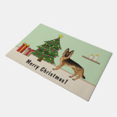 黒とタンのドイツの羊飼いとクリスマスツリー ドアマット (アングル)