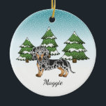 黒とタンのリンゴの短い髪のダッチシュント冬 セラミックオーナメント<br><div class="desc">可愛い滑らかな髪の黒とタンのリンゴのコートカラーのDachshund犬のデステイのオリジナル漫画イラストレーション。3本の緑のモミの木と降り積もる雪が積もった冬のシーンに犬を置く。背景は青から白のグラデーション与えのデザインは、寒い冬の日に見える。名前にはパーソナル化可能な文字領域もある。</div>