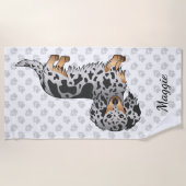 黒とタンのリンゴ長い髪ダックスシュント&名前 ビーチタオル (正面)